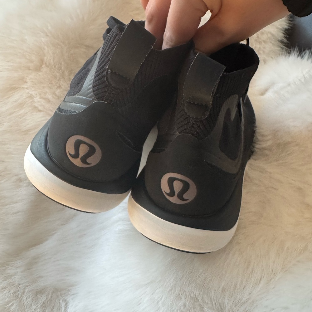Lululemon sneakers black 8,5 us or 40,4 or 25 cm